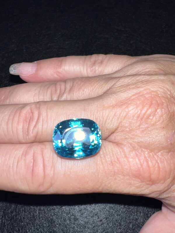 24.24CT Lagoon Blue Zircon - Image 12